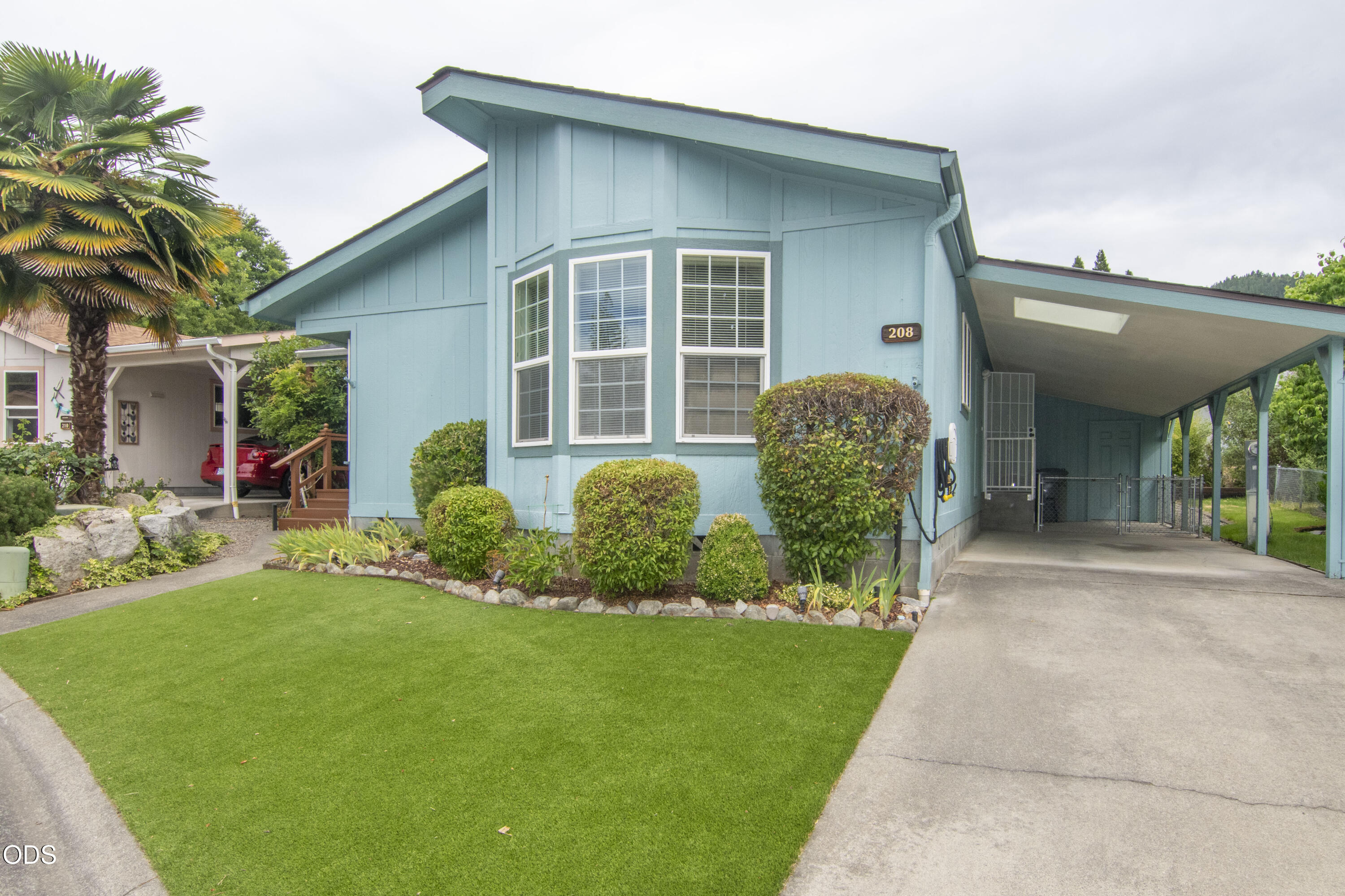208 NW Creekside Drive — photo