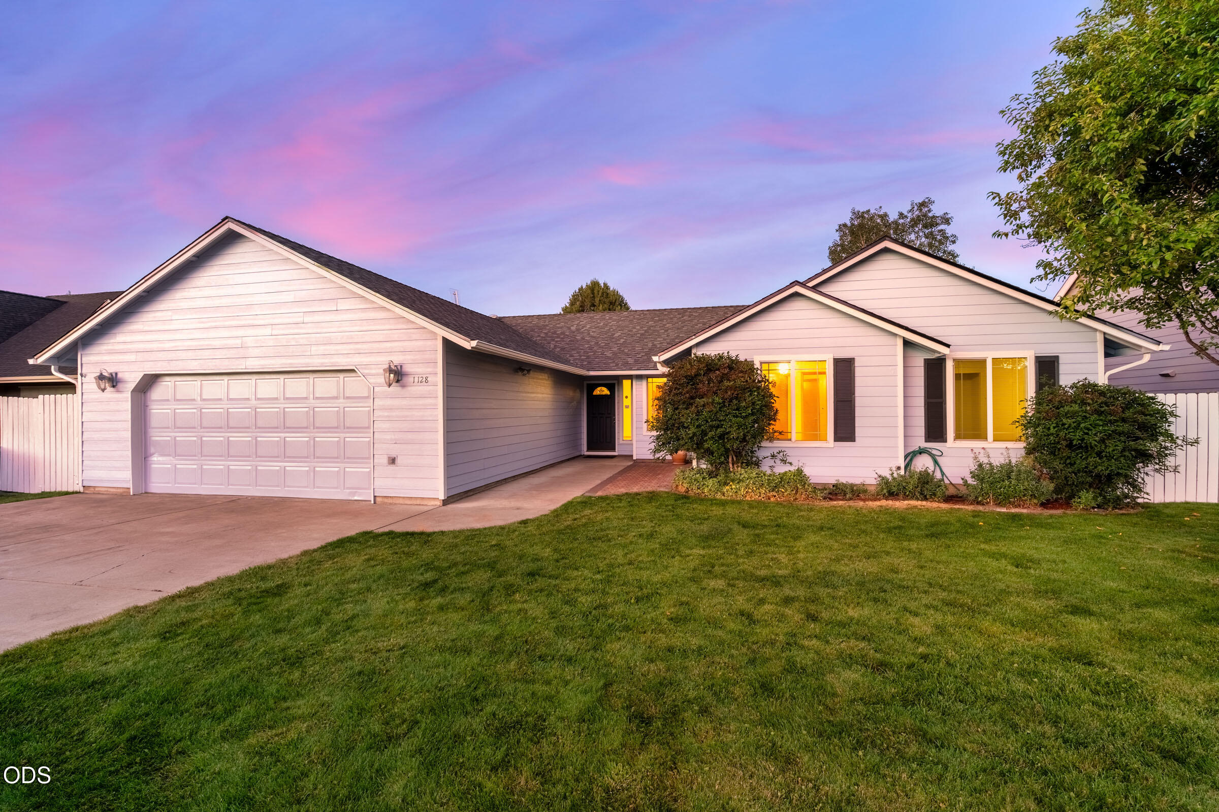 1128 SW Rimrock Way — photo