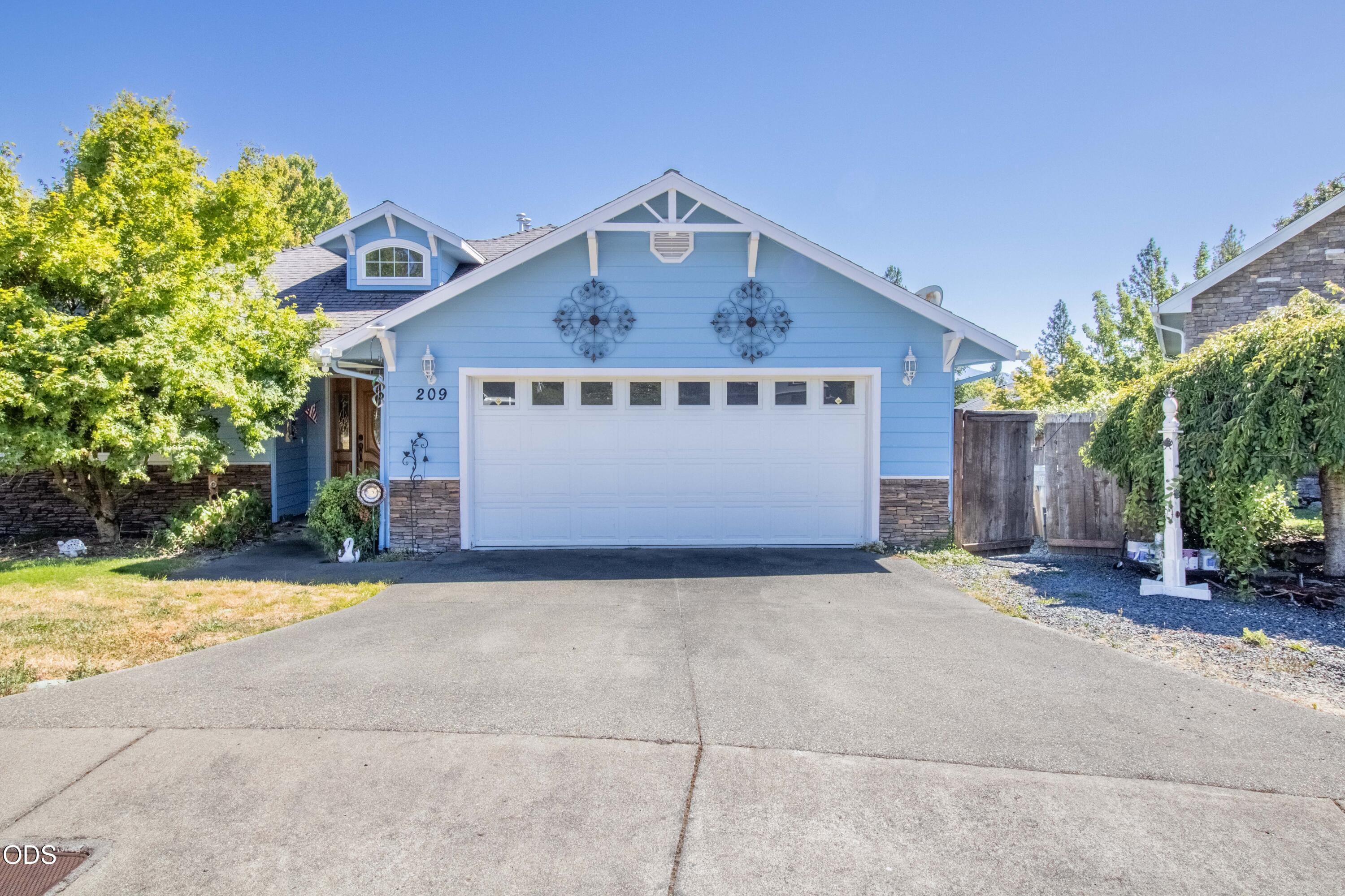209 NW Stone Fly Court — photo