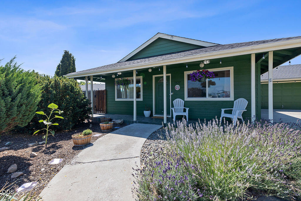 1527 NE Larry Court — photo