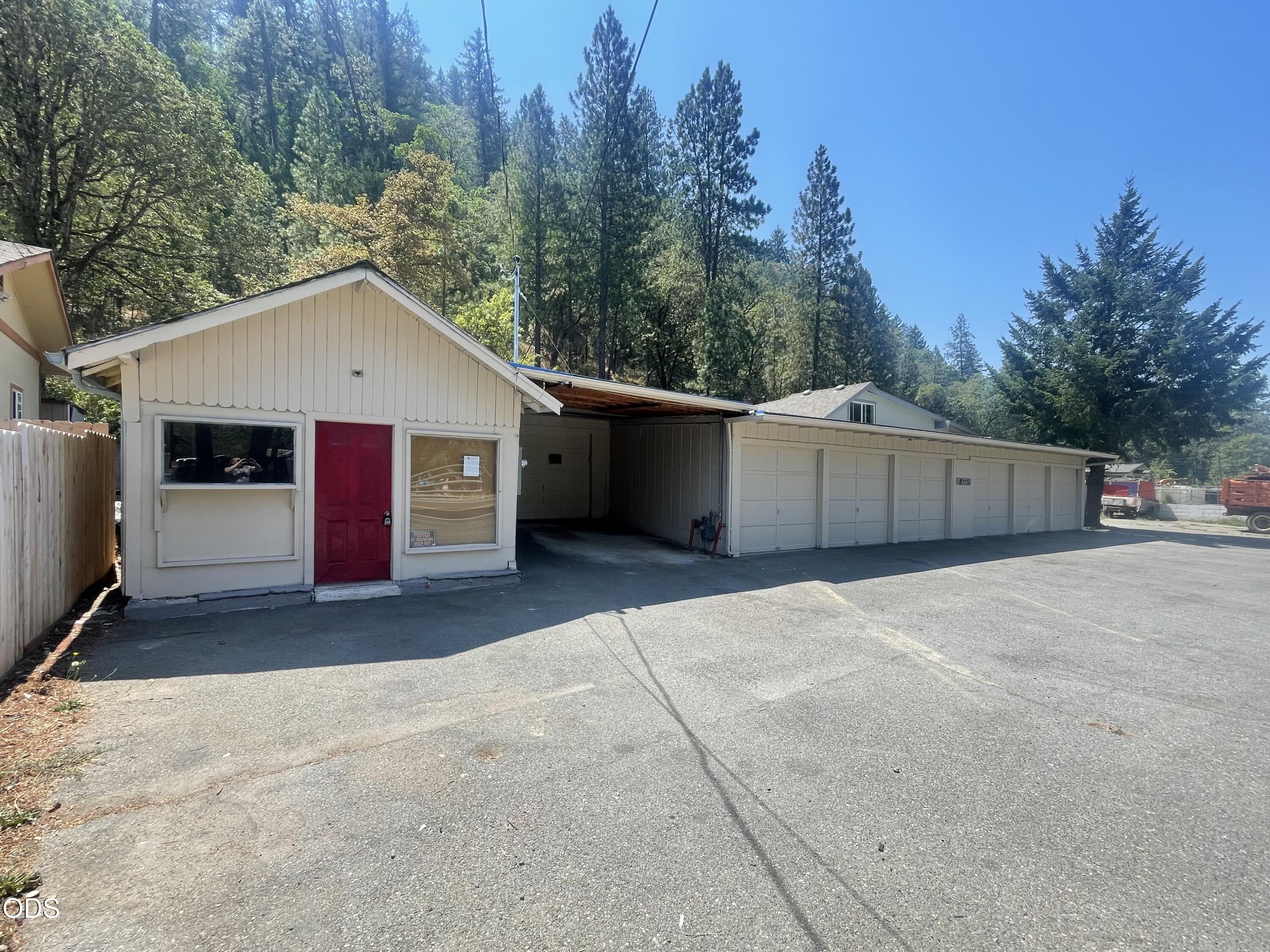 8775 Rogue River Highway — photo
