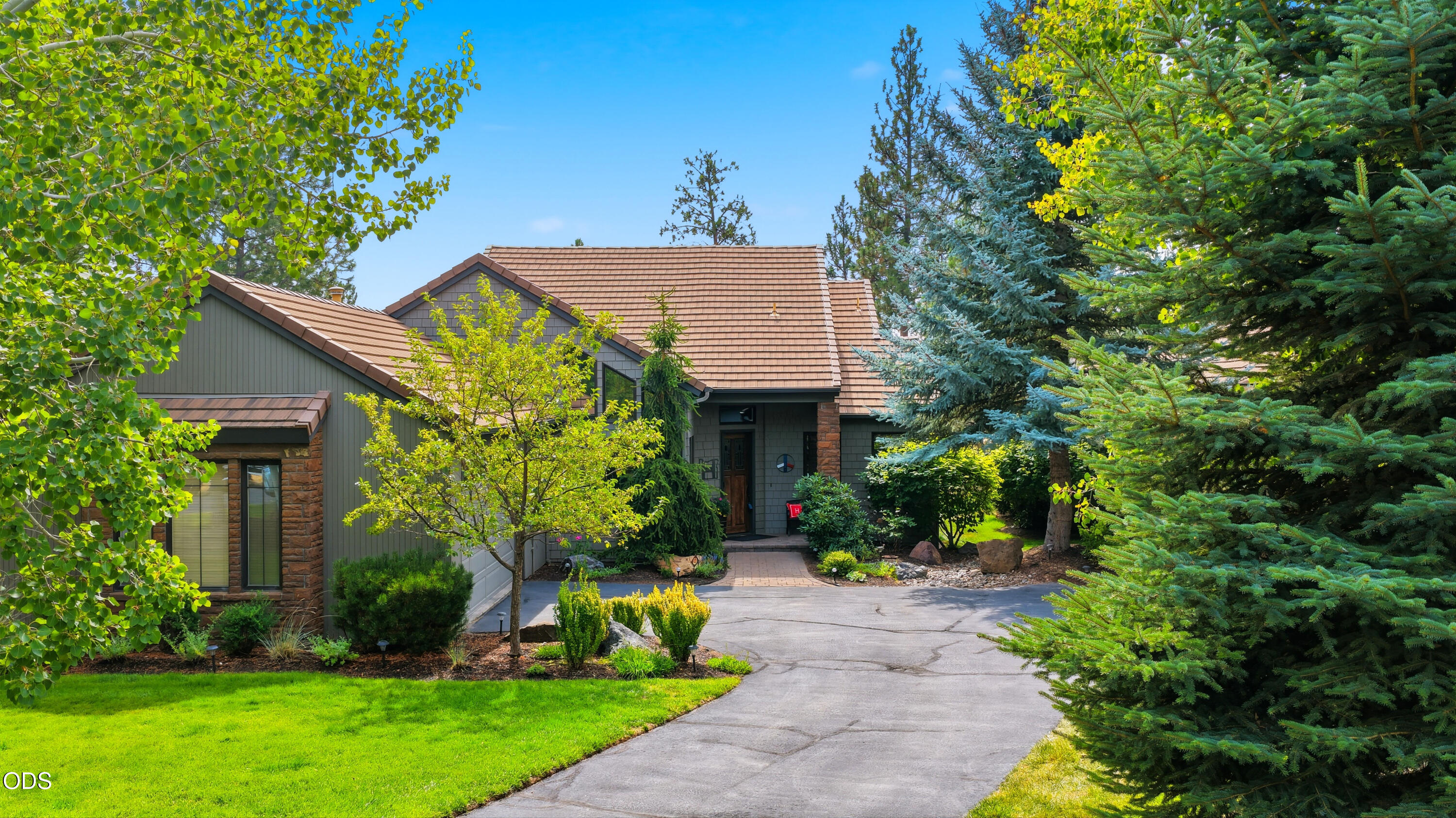61927 Fall Creek Loop, Bend, OR 97702 — photo 2