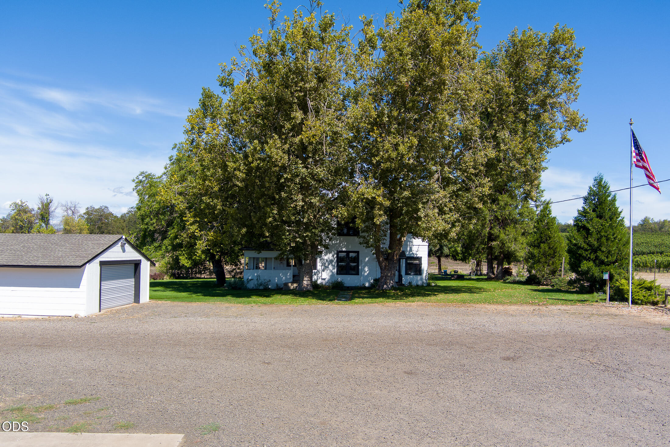 1098 Nick Young Road, Eagle Point, OR 97524 — photo 3