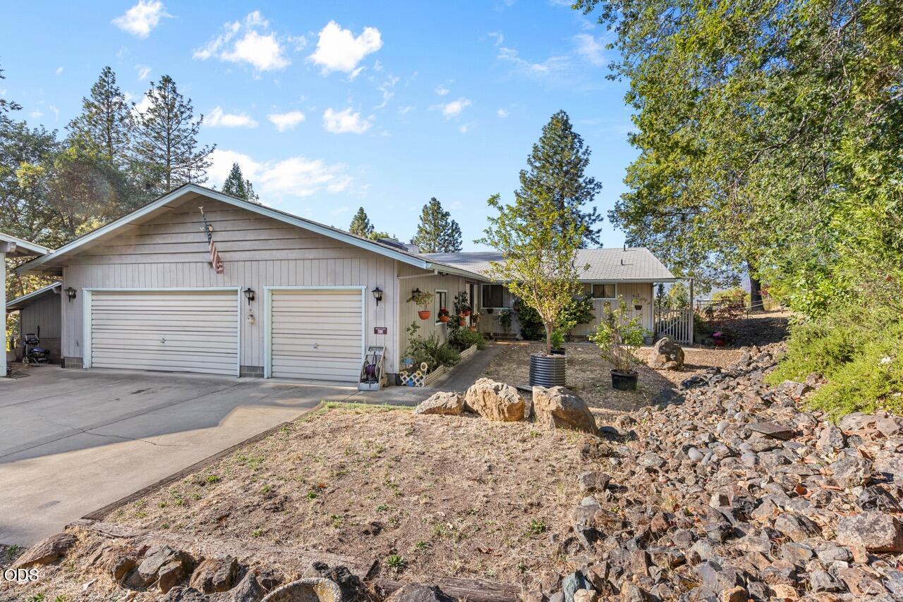 758 Summit Loop, Grants Pass, OR 97527 — photo 2