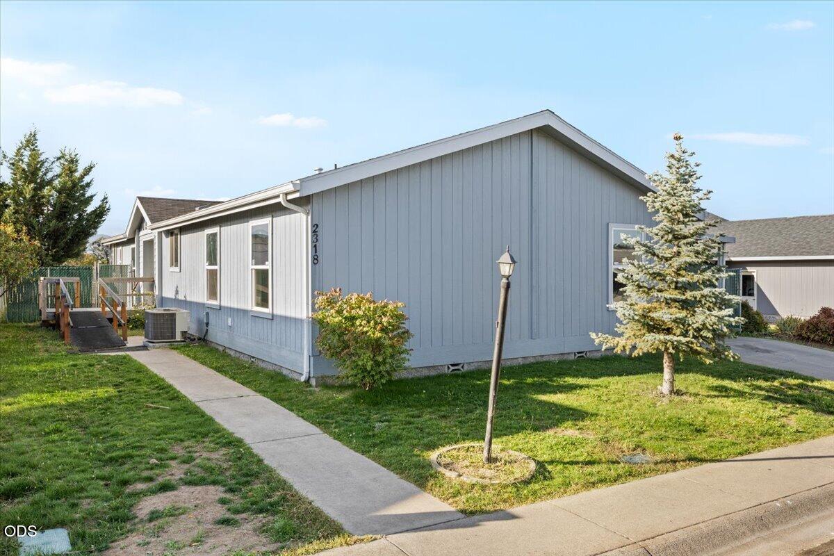 2318 Lara Lane — photo