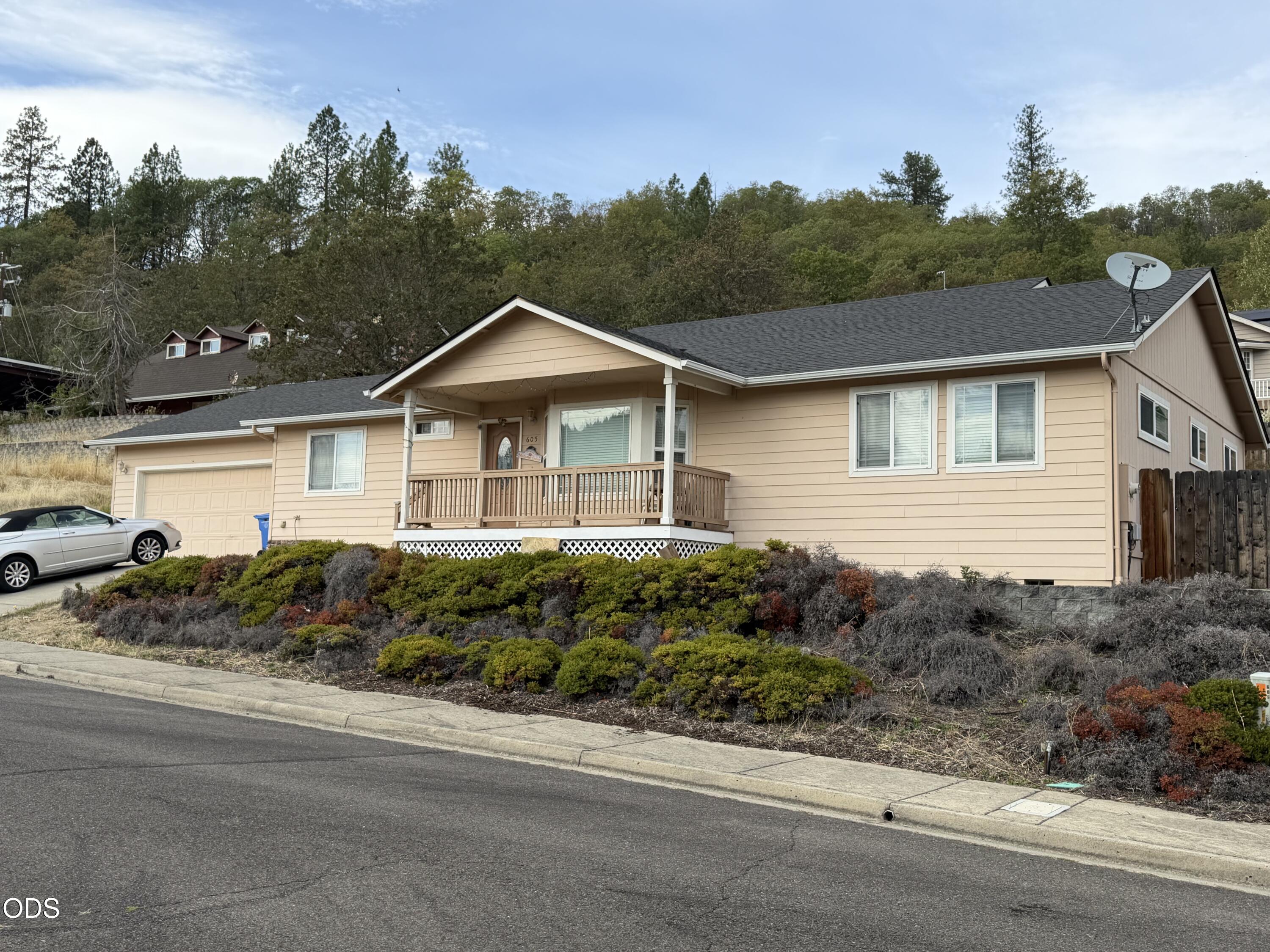 605 Lia Way — photo