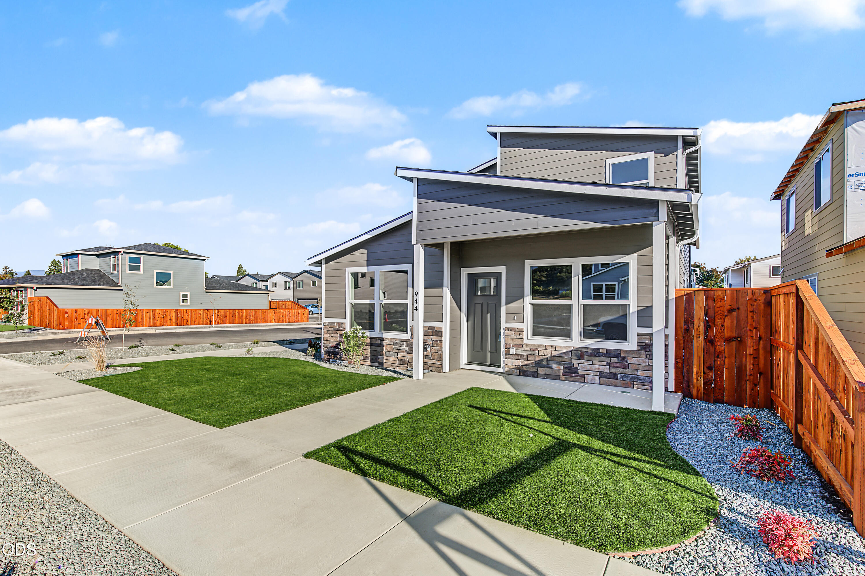 944 Honey Bee Street — photo