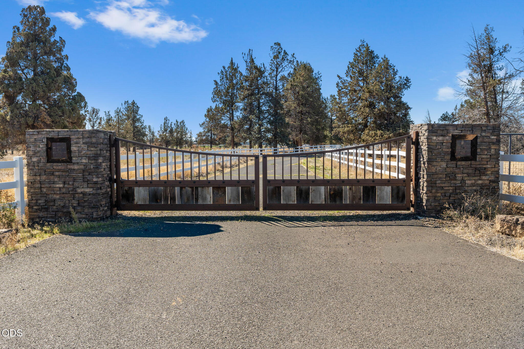 4710 NE Smith Rock Way — photo