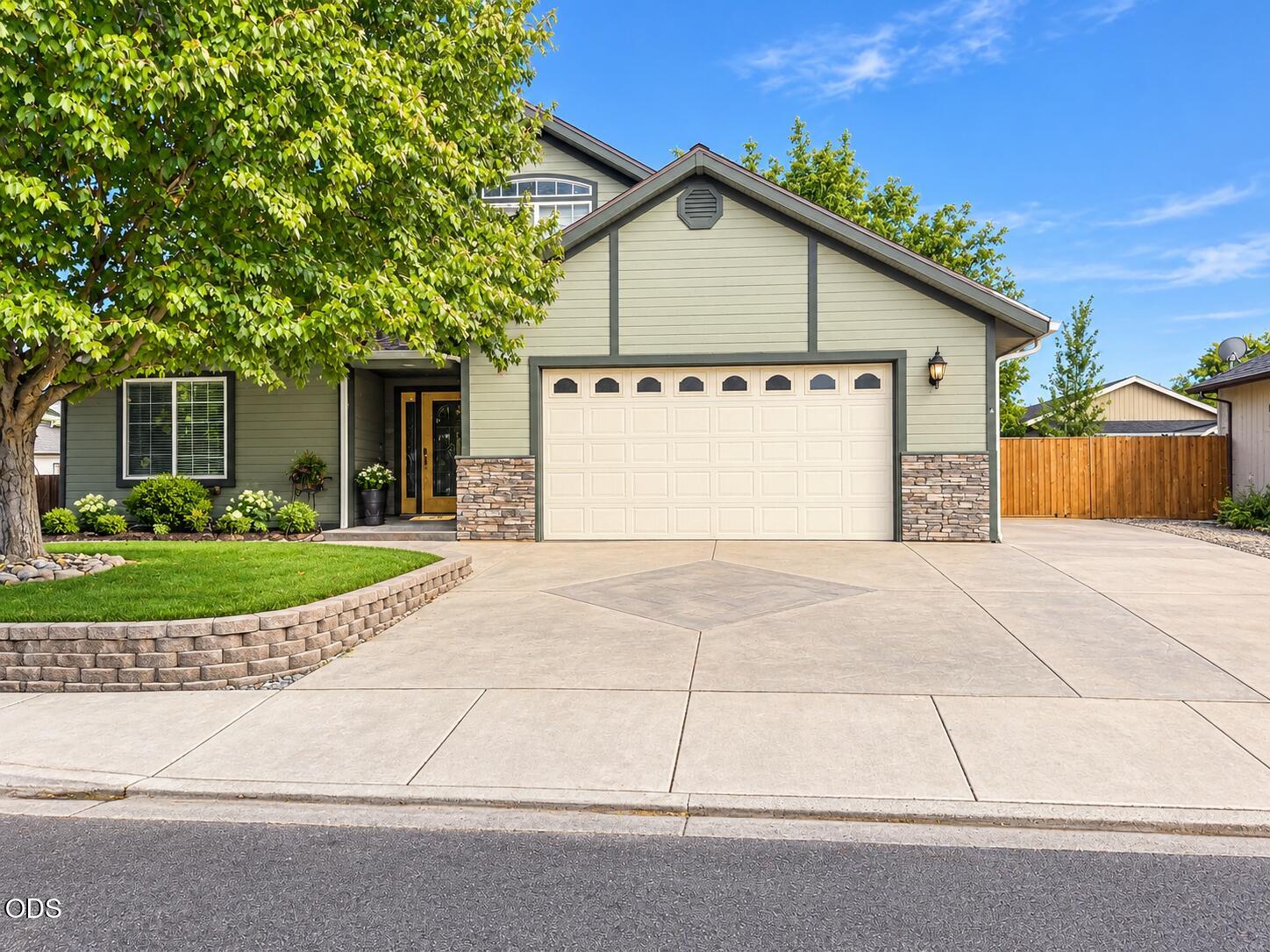 1052 Kensington Court — photo