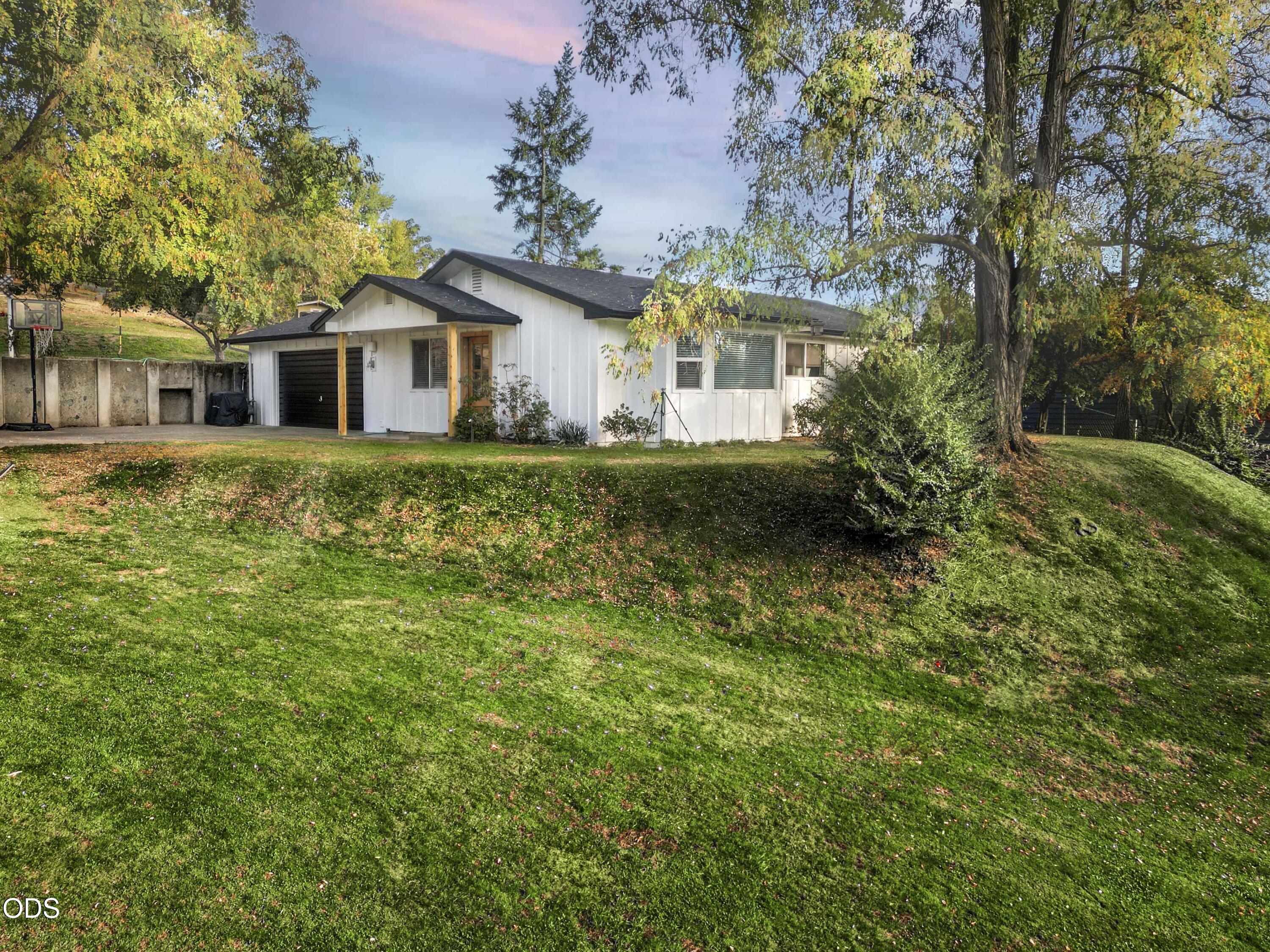 1105 NE Beacon Drive — photo