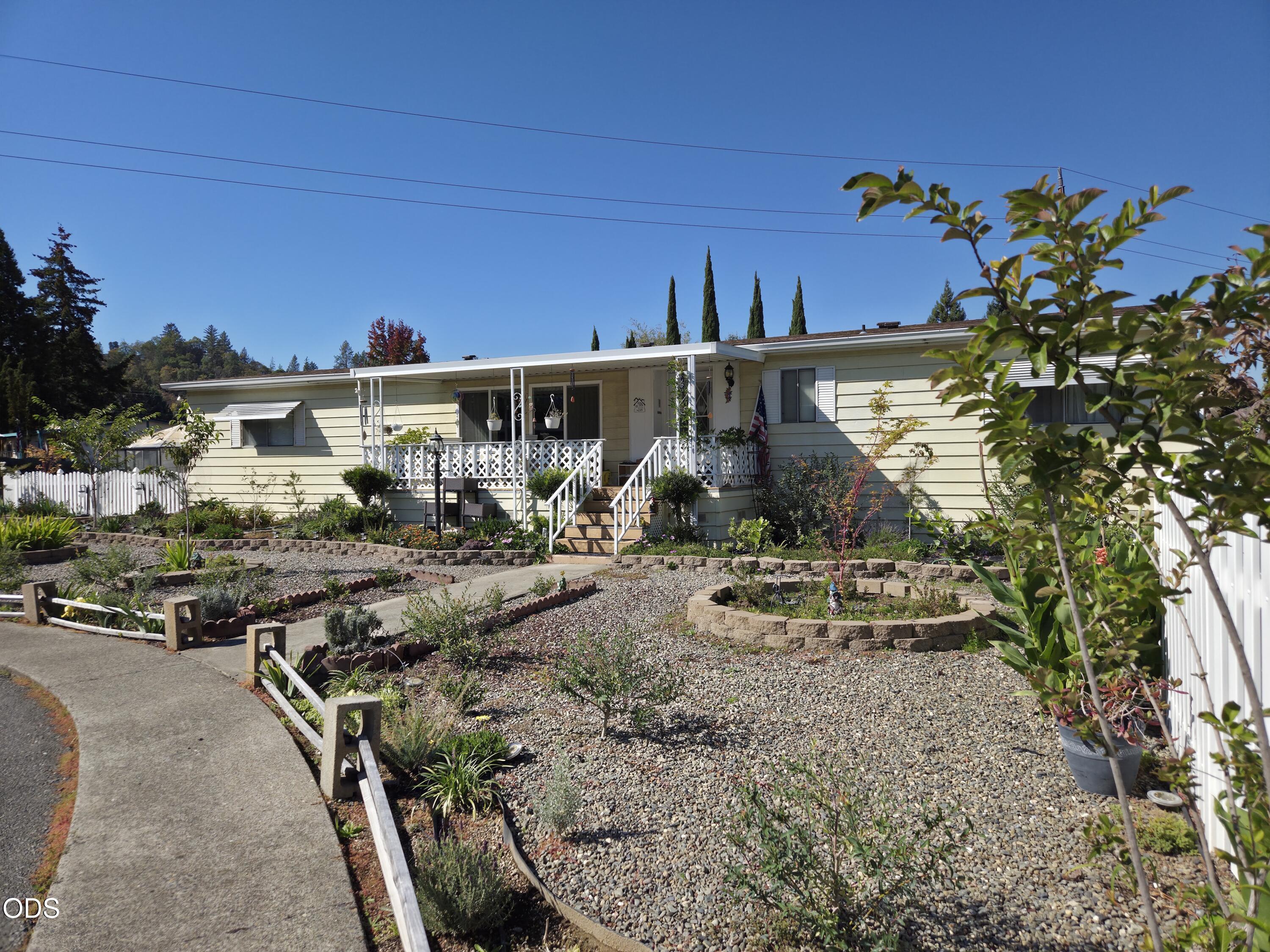 1094 Lee Roze Lane — photo