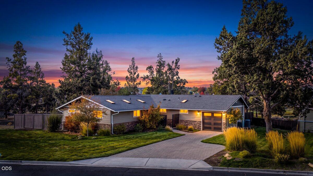 1233 SW Canyon Drive — photo