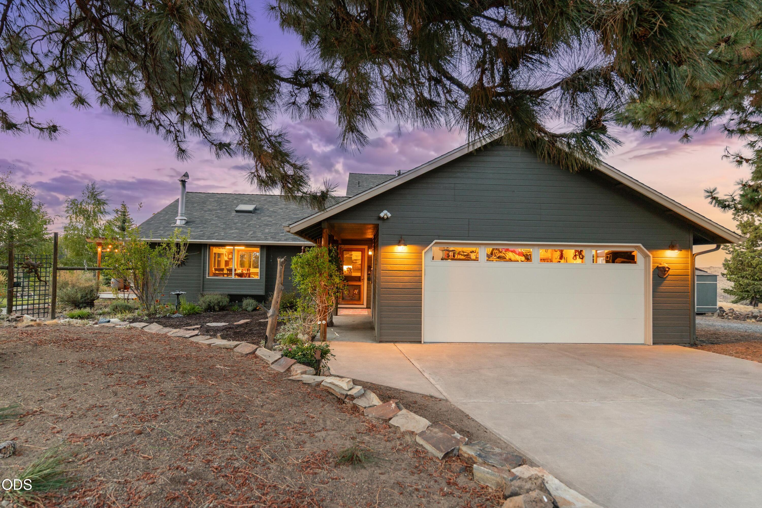 59866 Calgary Loop, Bend, OR 97702 — photo 2