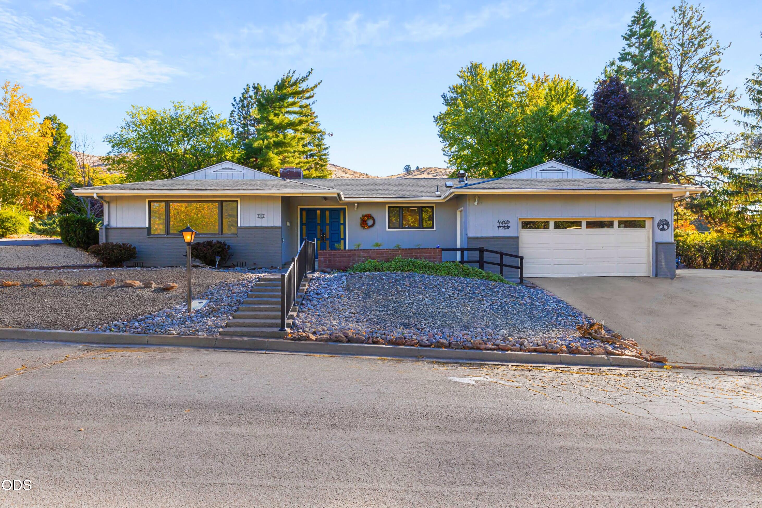 1777 Arlington Drive — photo