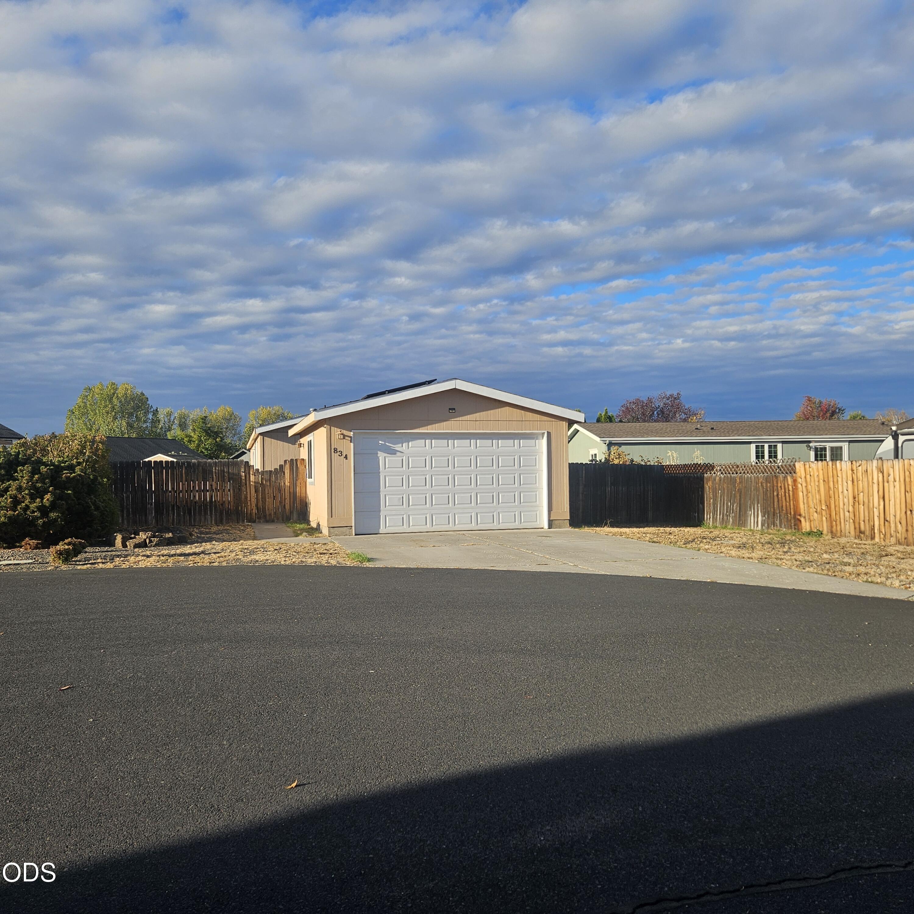834 NE Paiute Court — photo