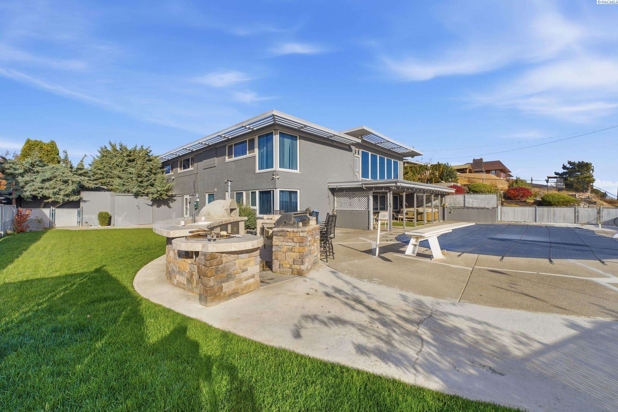 821 Skyline Dr — photo