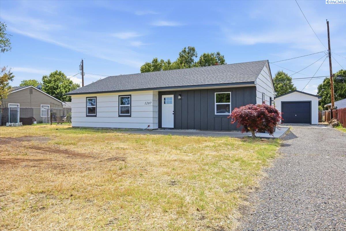 1207 Acacia Avenue — photo