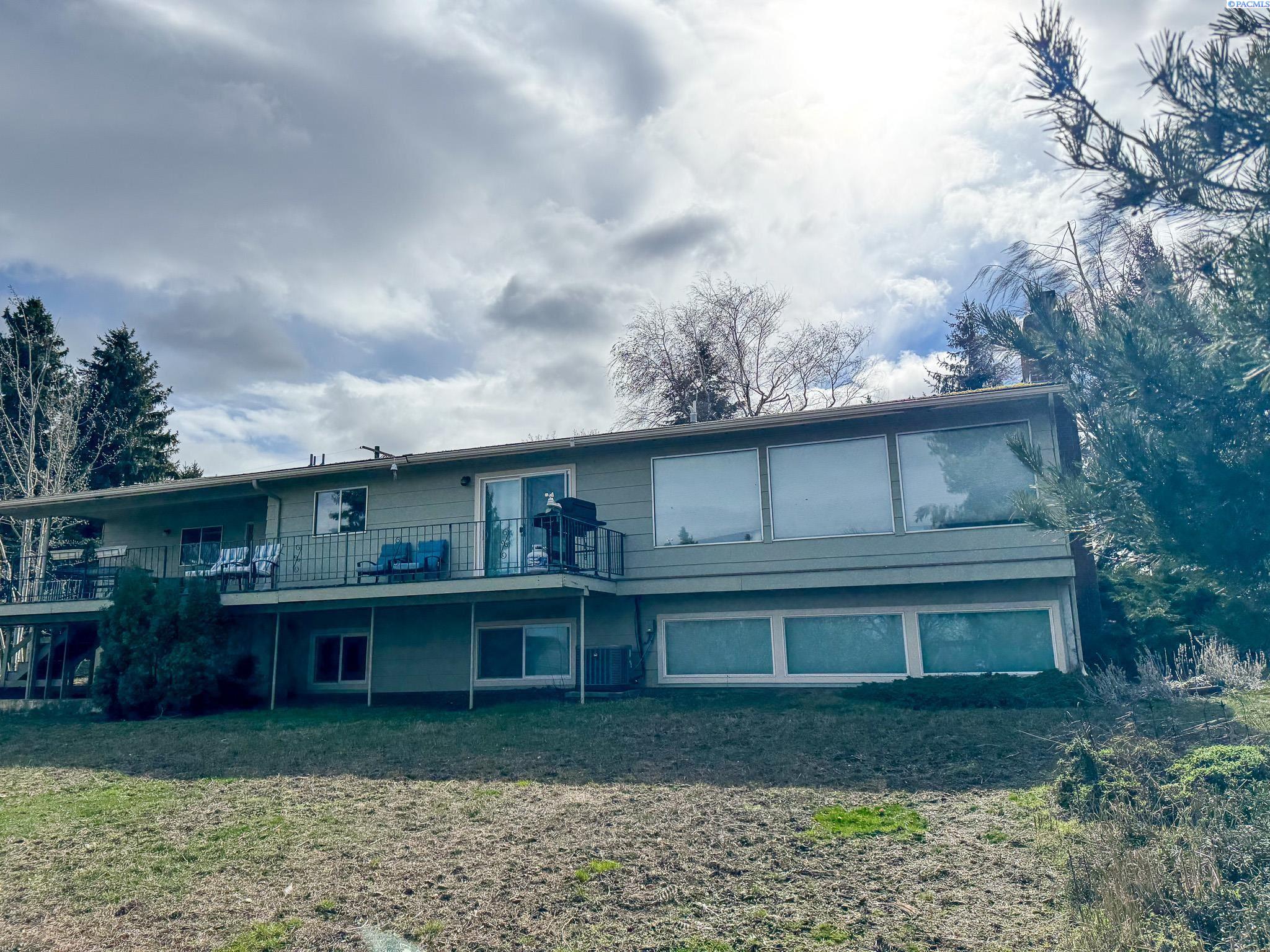 703 College St — photo
