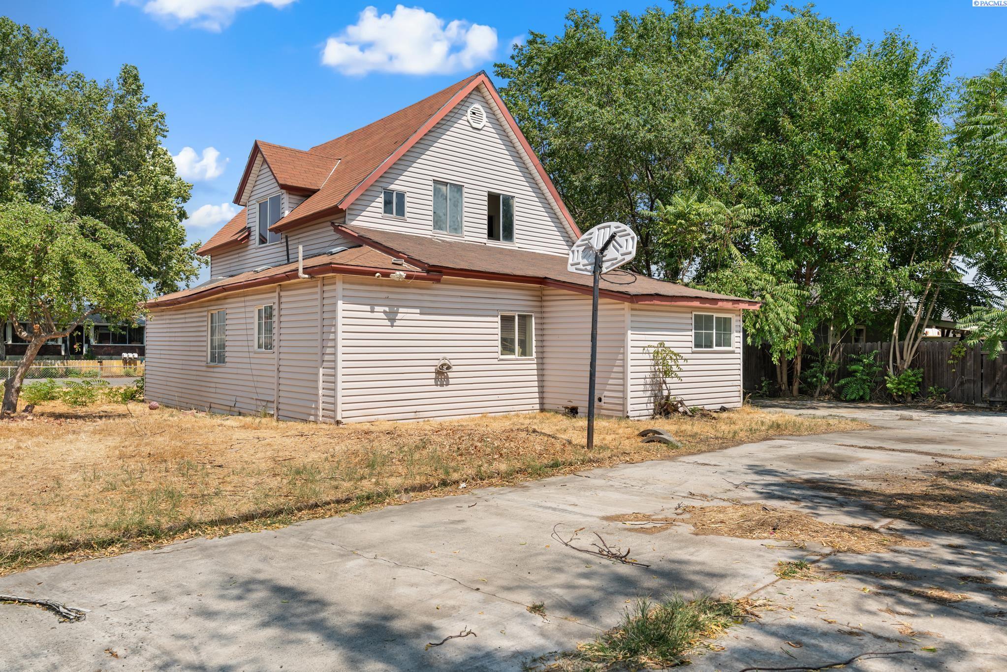 1105 W Grand Ronde Avenue — photo