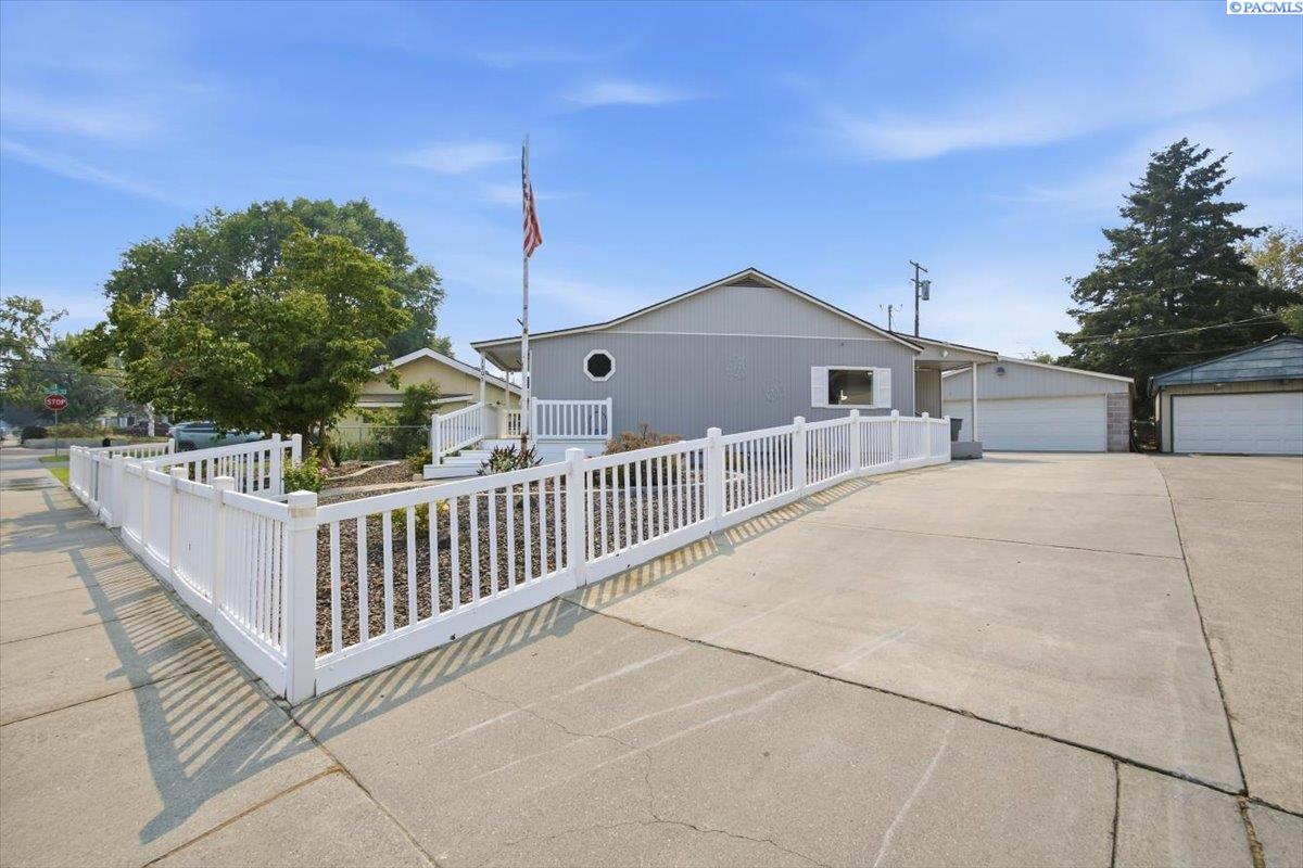 1303 Potter Ave — photo
