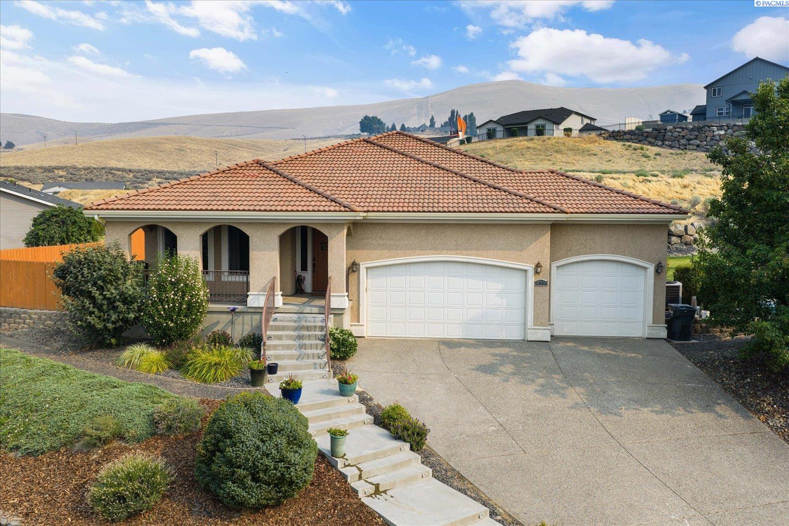 215 SW Mariposa Court — photo
