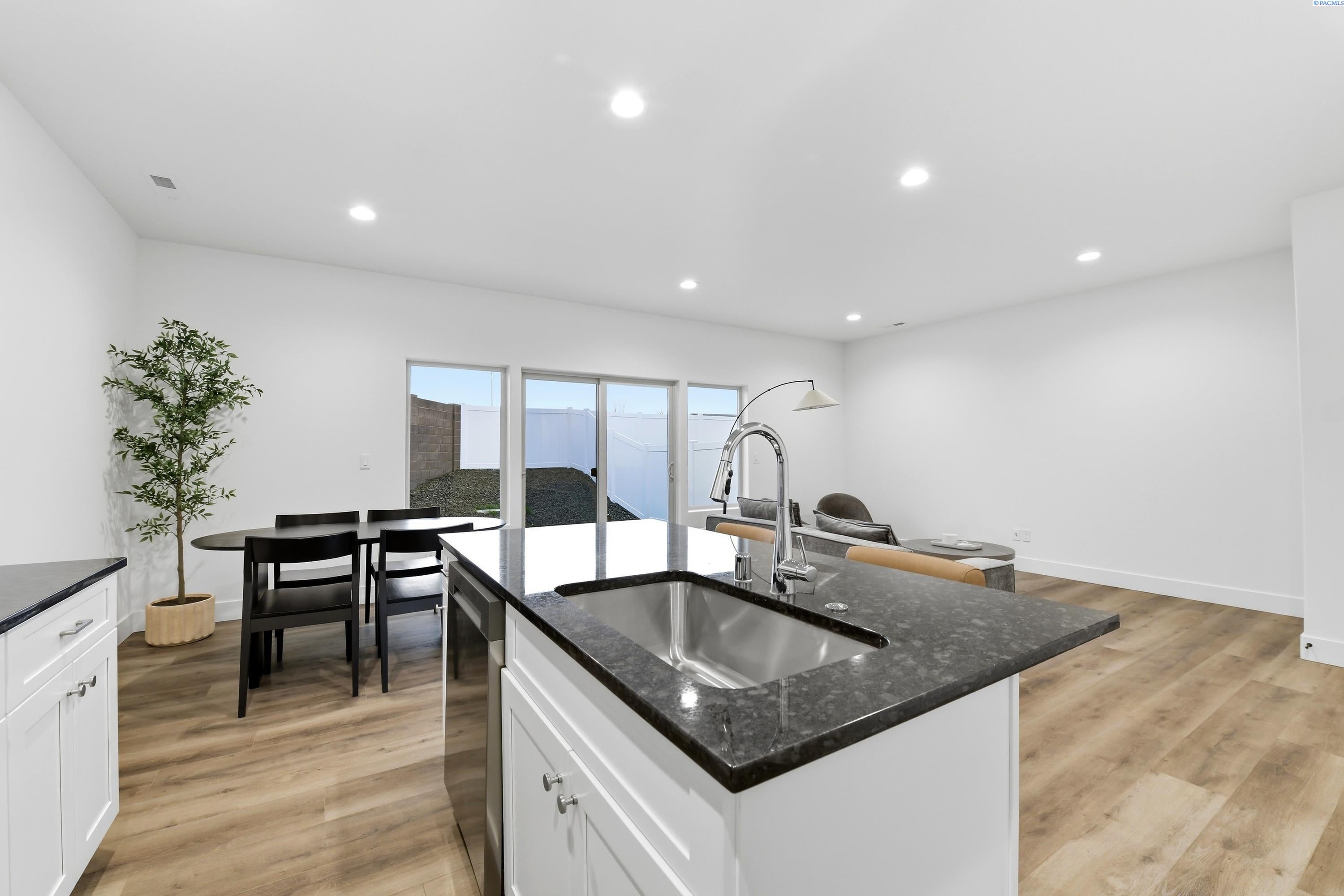 7423 Grapevine Ct — photo