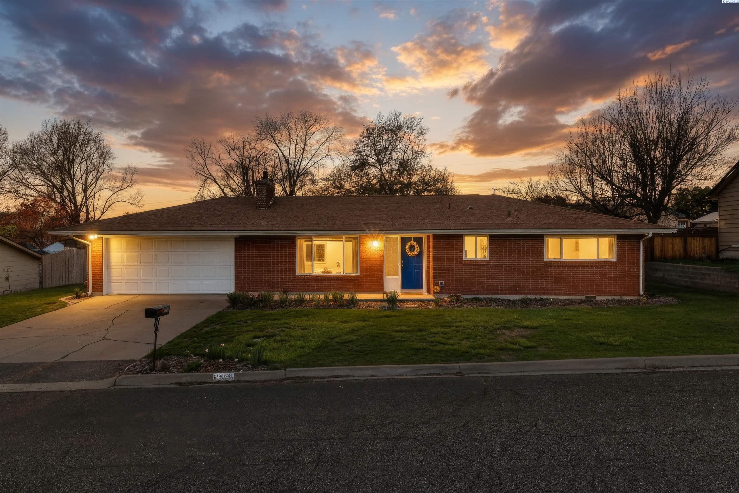 935 Parkside Dr — photo