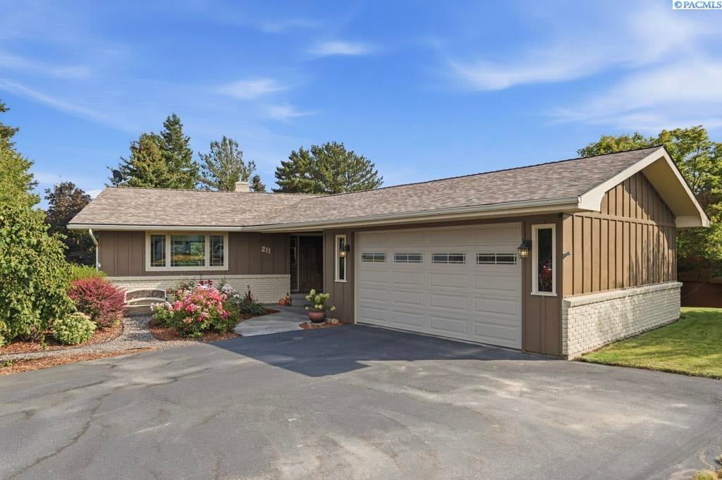 211 NW Sunrise Drive — photo