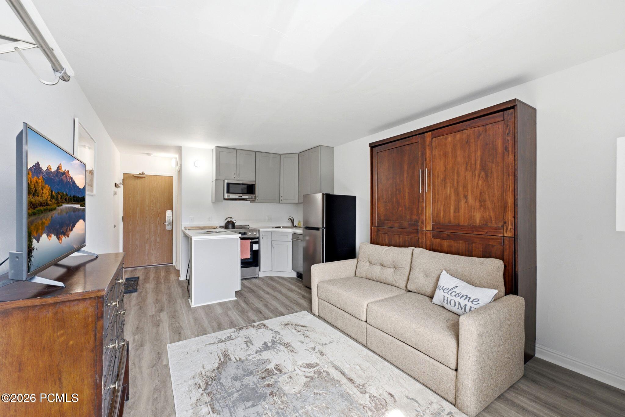 2015 Prospector Avenue 122 — photo
