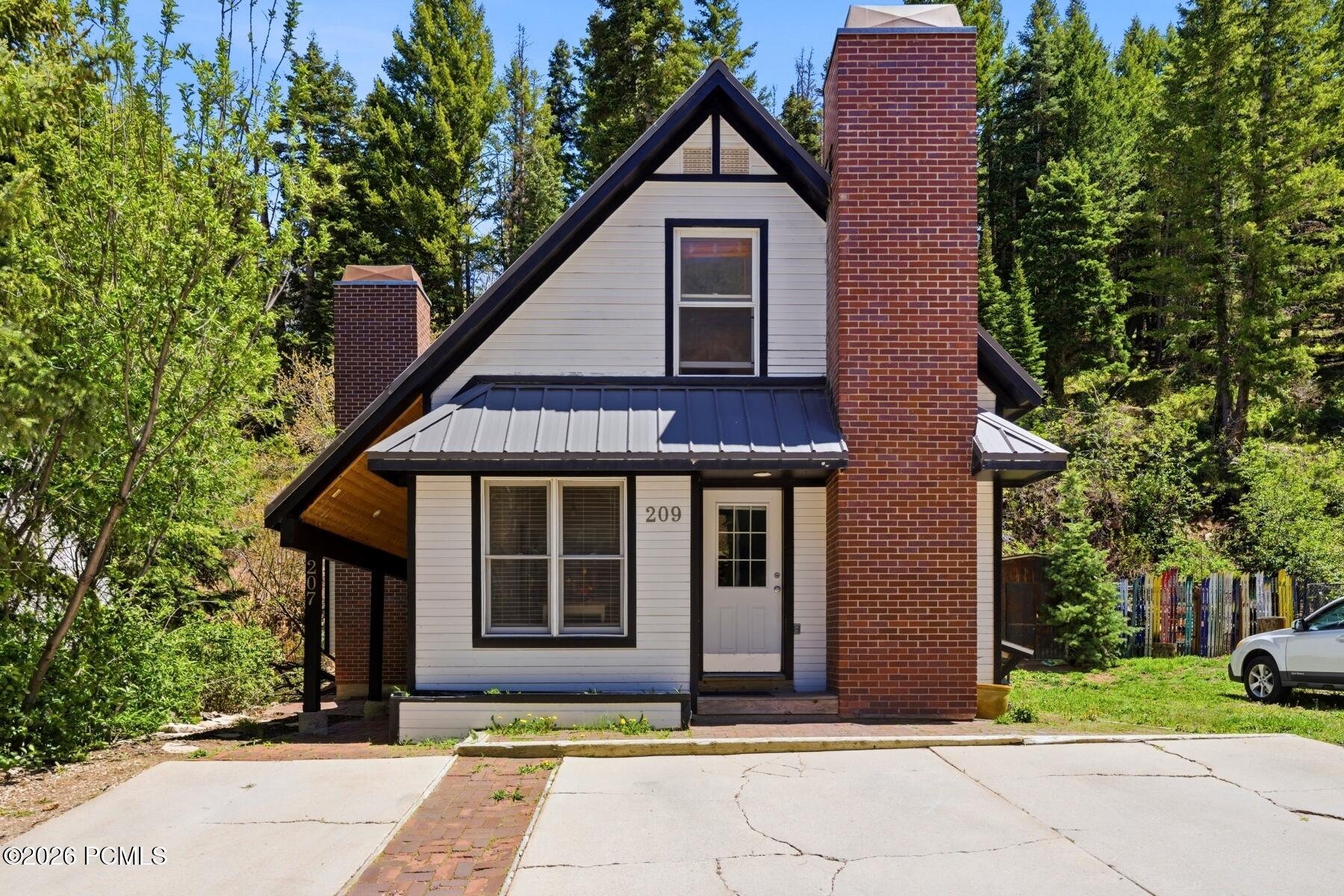 207 Daly Avenue 207 & 209 — photo