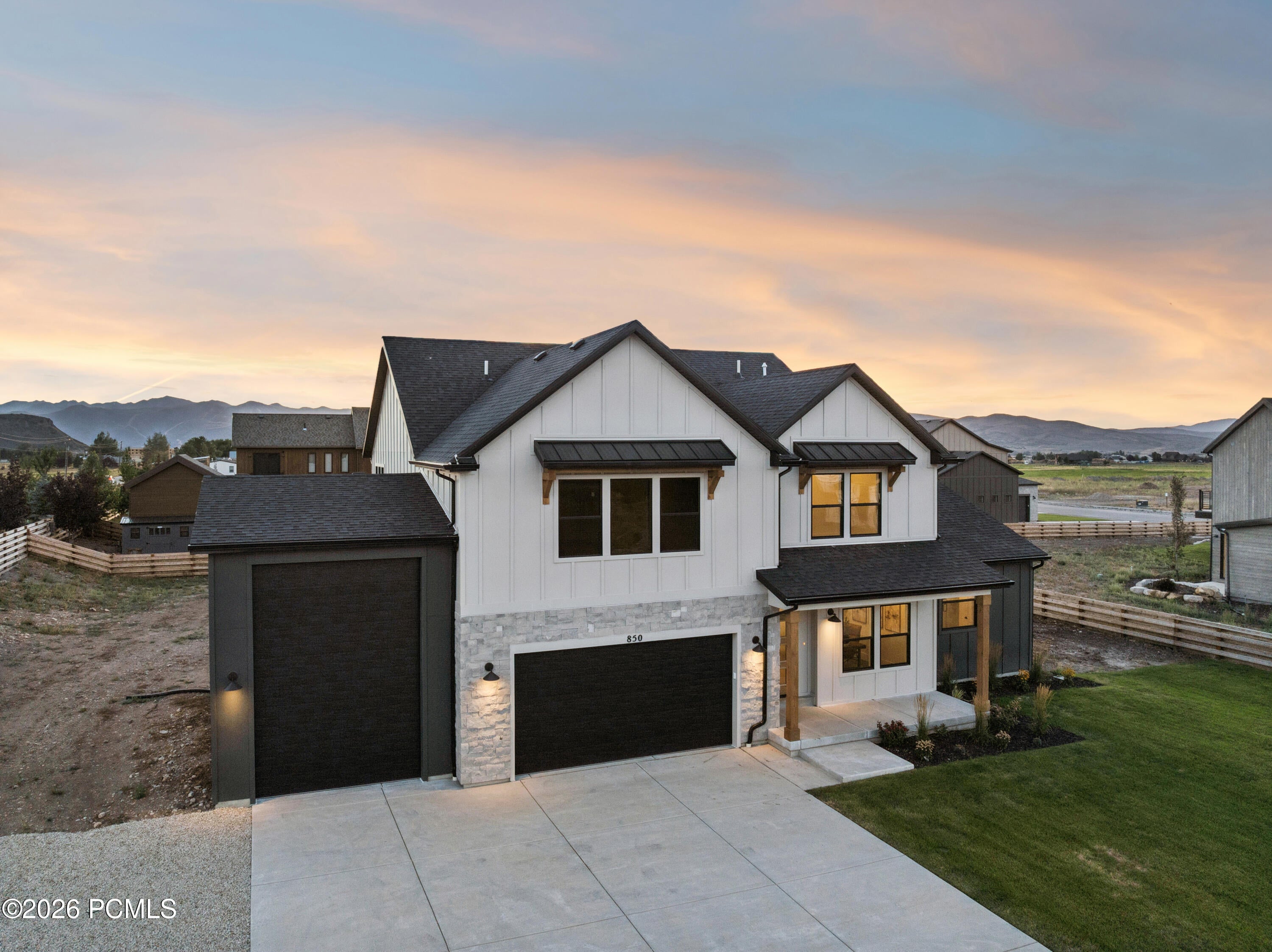 850 Lazy Way — photo
