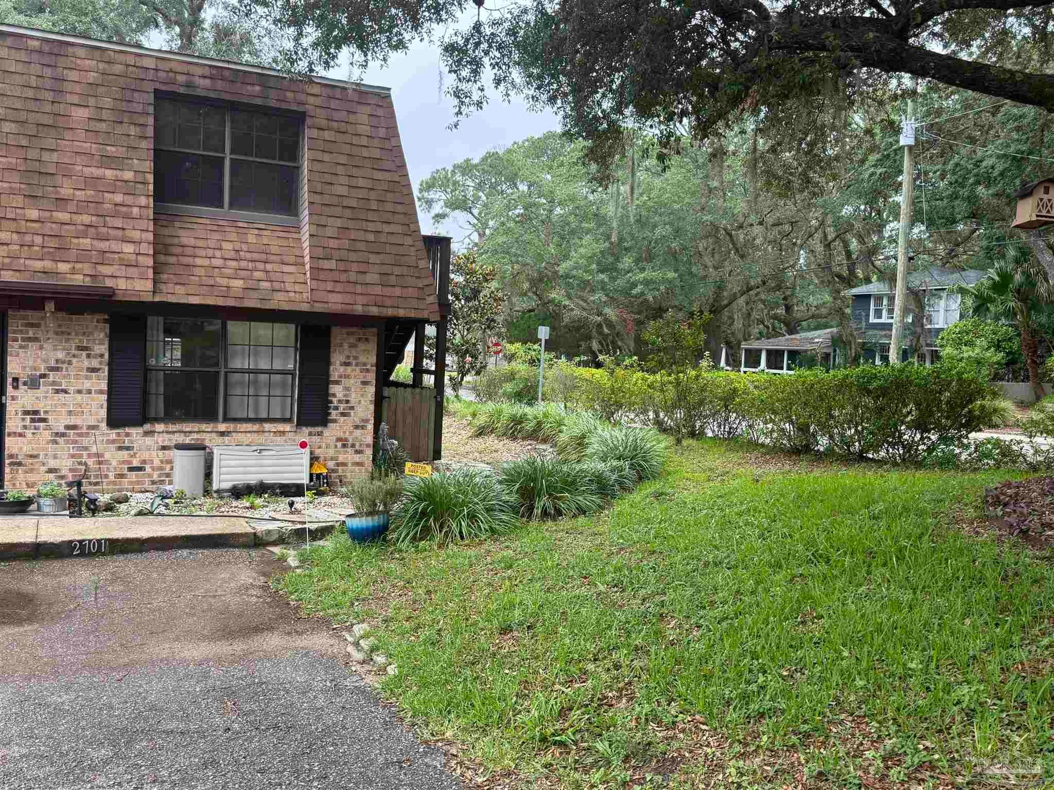 2701 E Desoto St — photo