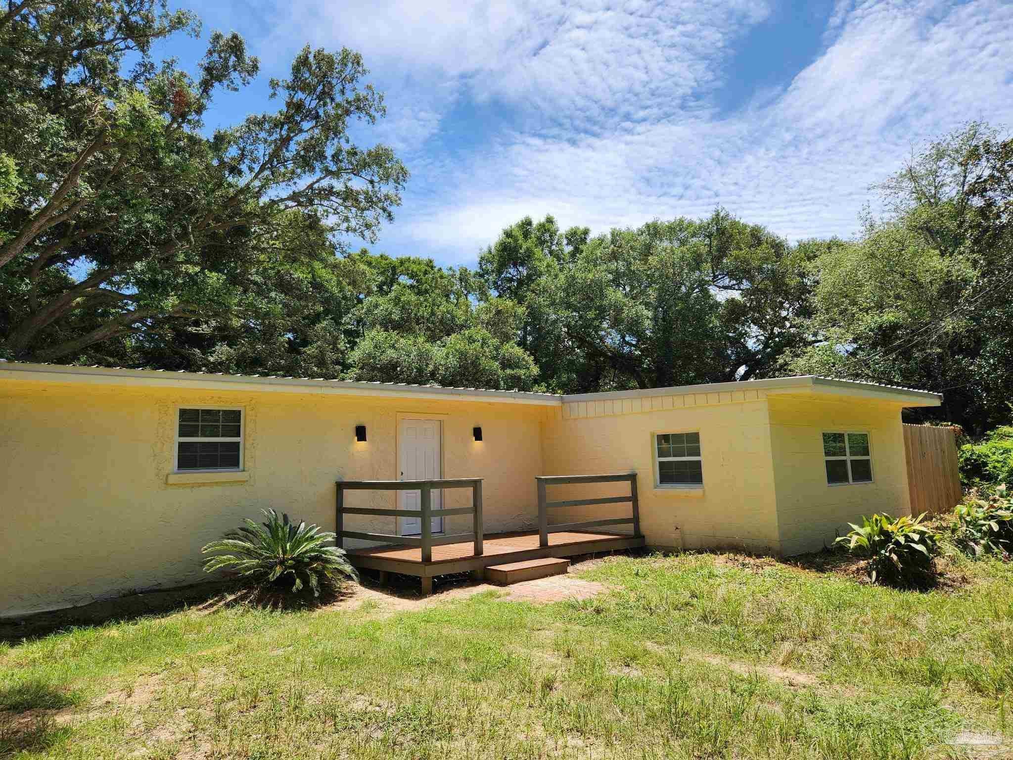 300 Louisiana Dr — photo