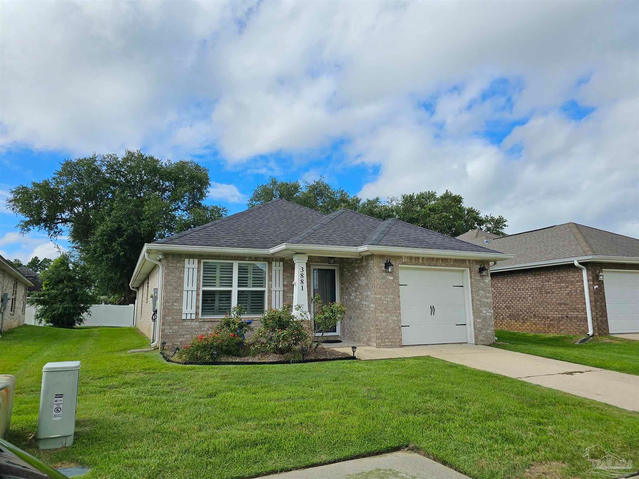 3881 Throne Ct — photo