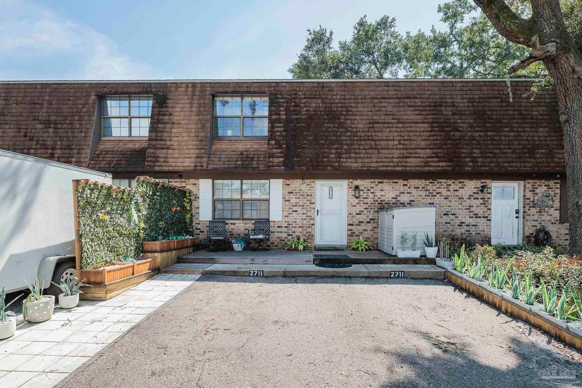2711 E Desoto St — photo