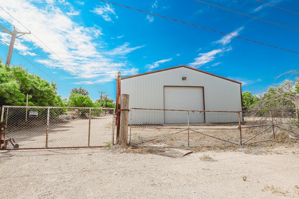 204 Corbell Road, Big Spring TX 79720 — photo 2
