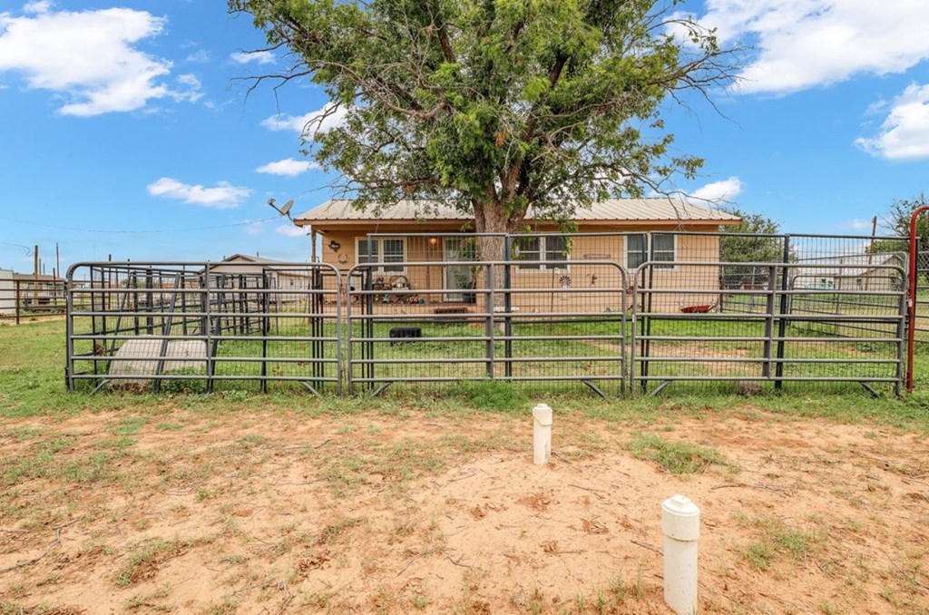 203 E Bird, Westbrook, TX 79565 — photo 2