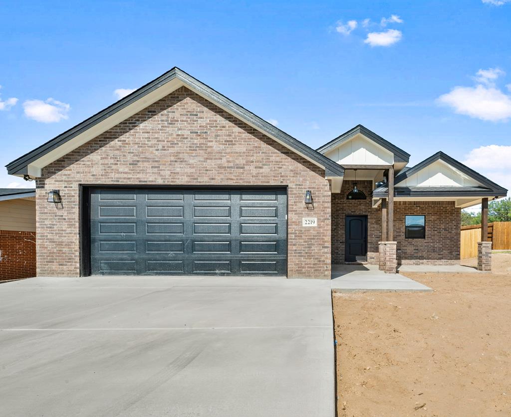 2219 Lynn Dr — photo