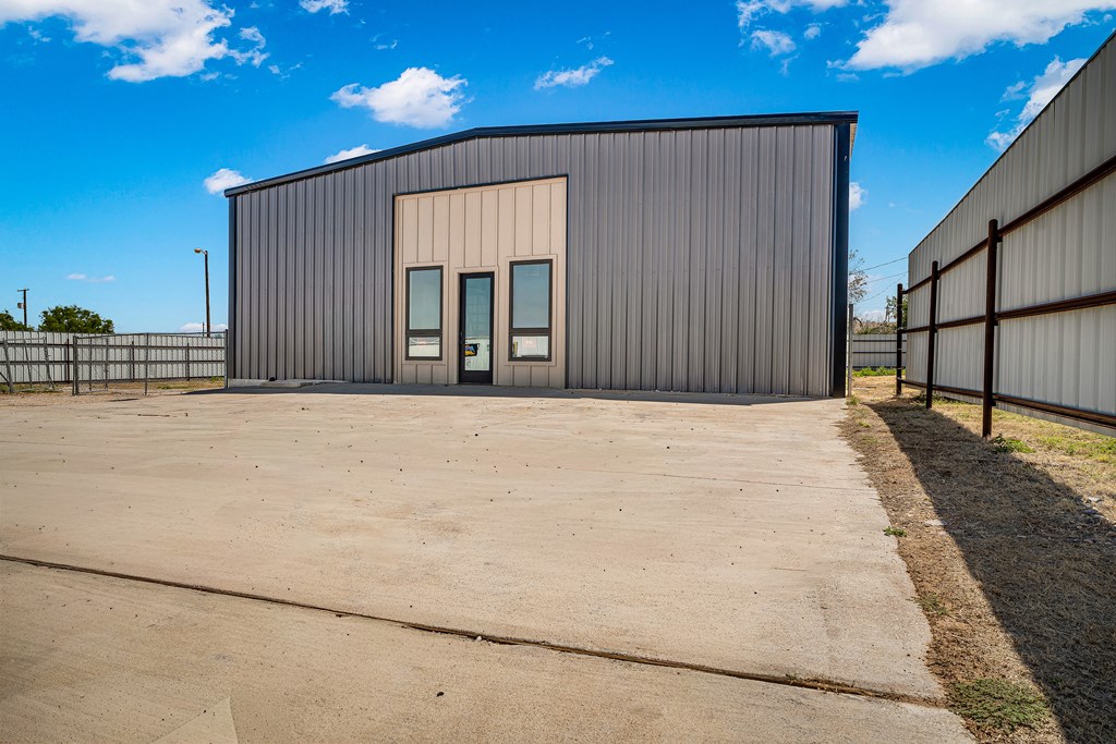 201 Donley, Big Spring, TX 79720 — photo 2