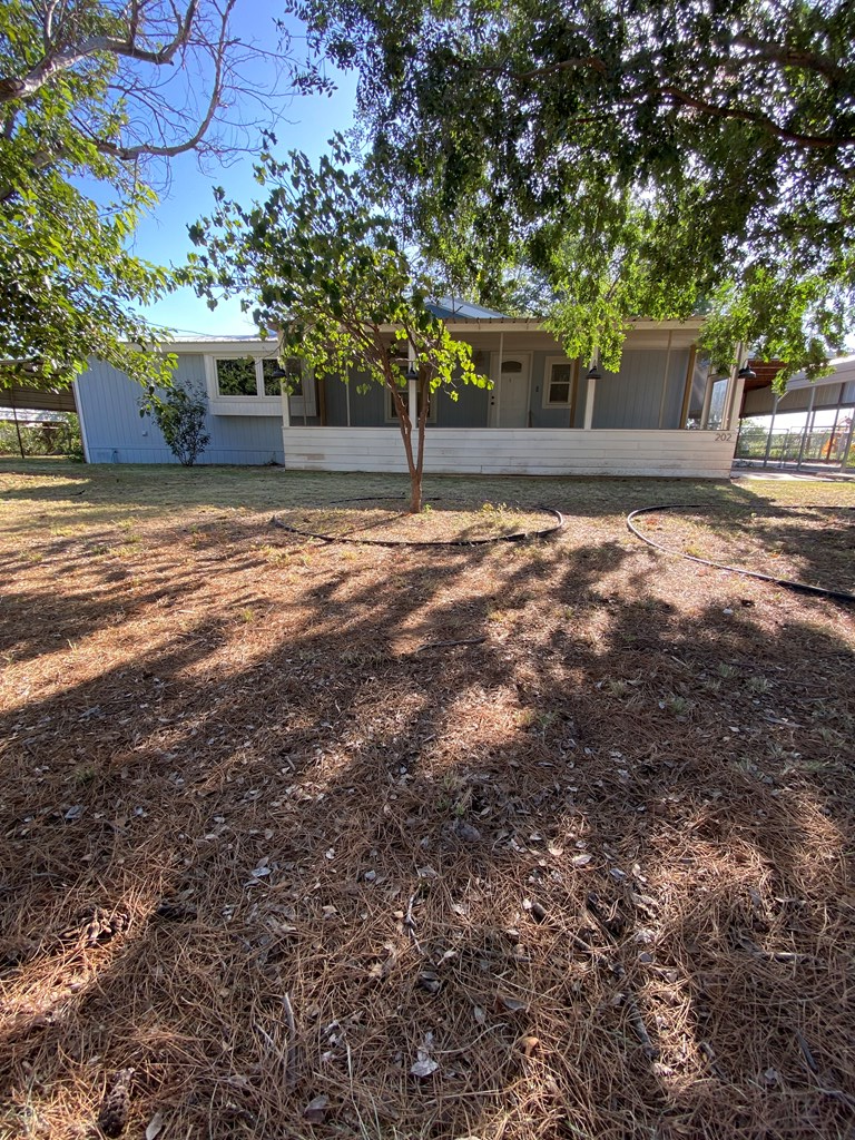 202 E Robinson Road, Big Spring, TX 79720 — photo 2