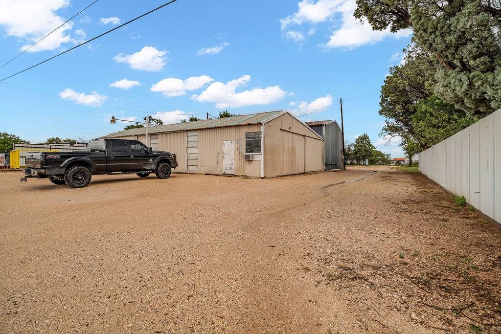 8411 N Service Rd — photo