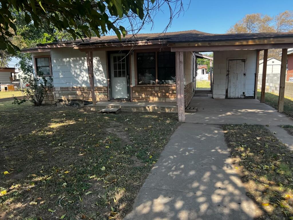 2105 N Tom Green Ave — photo