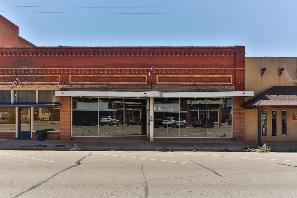 123 W 2nd St — photo