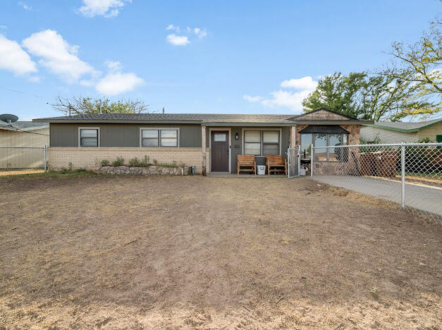 3703 Caroline — photo