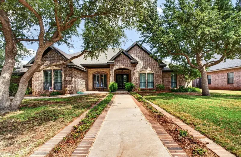 2020 Brentwood Dr — photo
