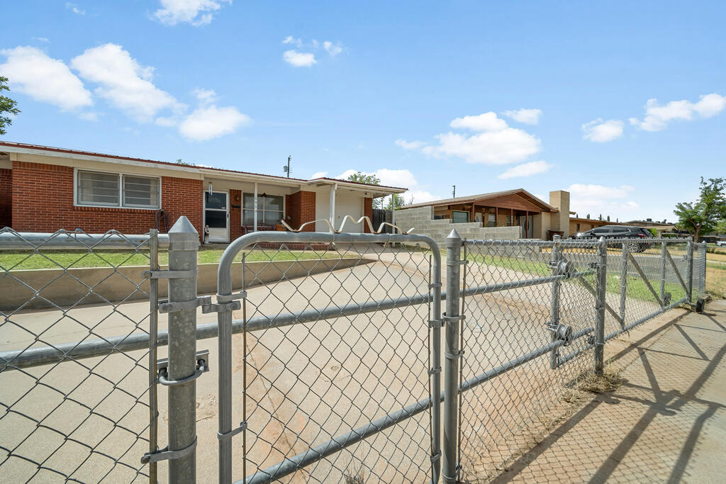 606 Elgin, Big Spring, TX 79720 — photo 2
