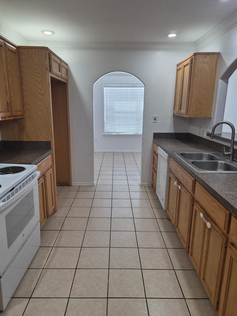 406 Pine #B, Midland, TX 79705 — photo 2