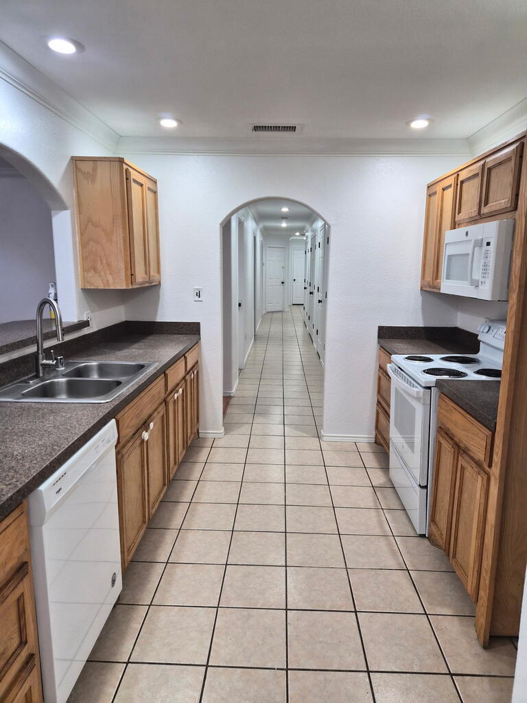 406 Pine #B, Midland, TX 79705 — photo 3