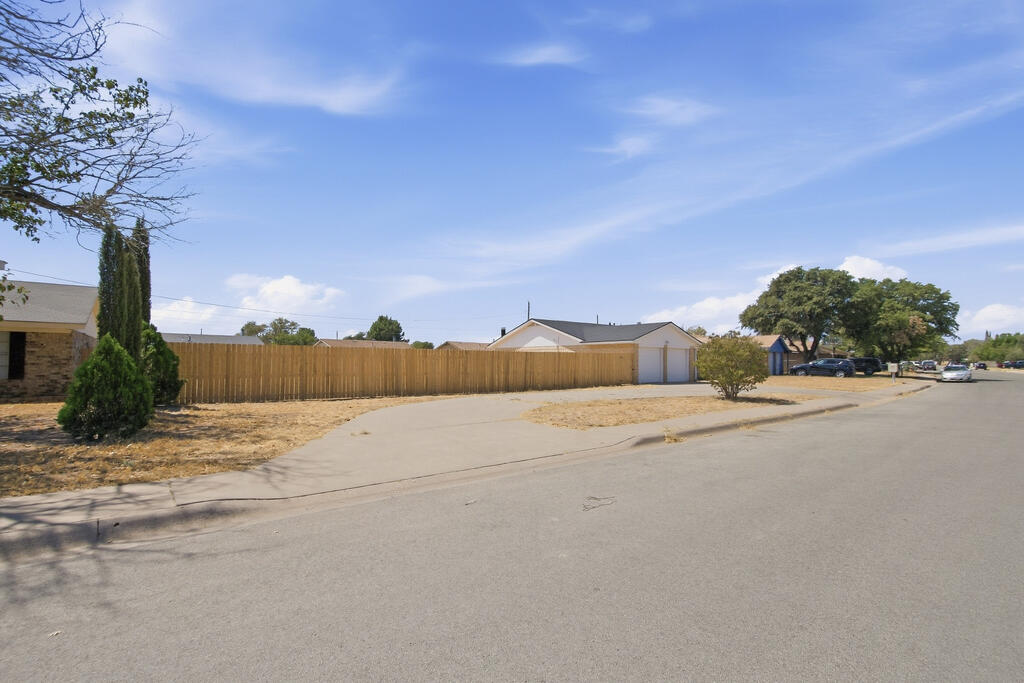 1720 E Pine Avenue, Midland, TX 79705 — photo 2