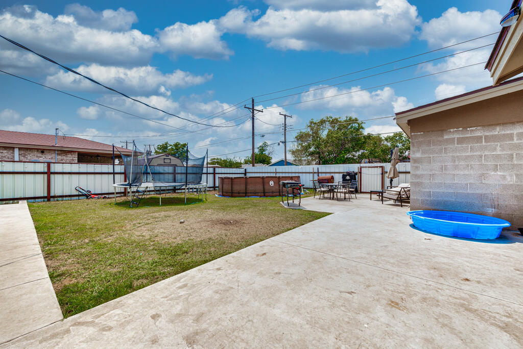 807 NW 4th St — photo